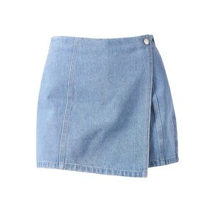 NWT JEANETTE
Light Wash Denim Skort